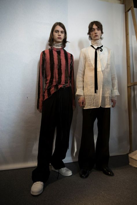 Ann Demeulemeester Menswear, Juergen Teller, Models Backstage, Cyberpunk Fashion, Quirky Fashion, Androgynous Fashion, Fashion Music, Clothing Details, Ann Demeulemeester