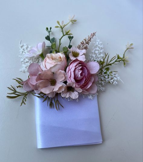 Groom pocket buttonhole card Corsage For Groom, Pocket Square Boutonniere Diy, Boutiniere Ideas Grooms, Groom Flower Pocket, Wedding Pocket Flowers, Groom Pocket Flowers, Pocket Flowers Groom, Pocket Boutineer, Pocket Buttonhole