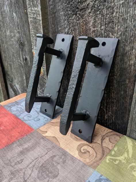 Hand Forged Railroad Spike Door Pulls on Sturdy Backplate – The Forge at Pleasant Valley Farm Railroad Spikes Crafts, Railroad Spike Art, Cool Welding Projects, Railroad Ties, Welded Metal Projects, Horseshoe Projects, Bbq Grill Design, The Forge, Railroad Spikes