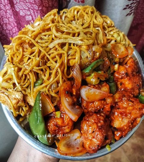 Chinese Dinner Ideas, Chili Garlic Noodles, Bengali Lunch, Chilli Garlic Noodles, Veg Manchurian, Chicken Chilli, Variety Food, Chinese Dinner, Food Plates