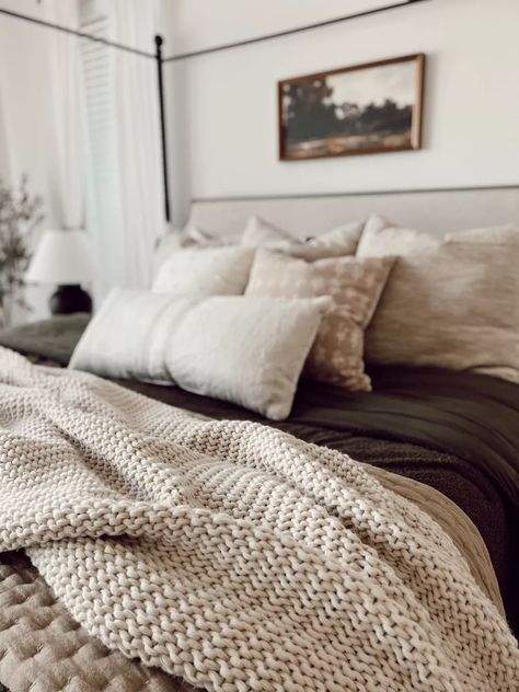 Bed Comforter Sets Farmhouse, Layered Cozy Bedding, Oatmeal Comforter Bedroom, Fall Bedroom Bedding Ideas, Fall Bedding Cozy, Fall Master Bed Decor, Down Comforter Bedding Ideas, Dark Comforter Bedroom, Fall Bedding Bedrooms Cozy