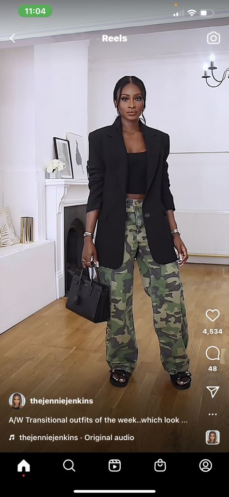 Camo Pants Outfit Work, Camo Wide Leg Pants Outfit, Camaflouge Cargo Pants Outfit Women, Camo Pants Outfit Spring, Camo Joggers Outfit Women, Army Green Pants Outfit, Army Pants Outfit, Camo Fits, Cargo Outfits