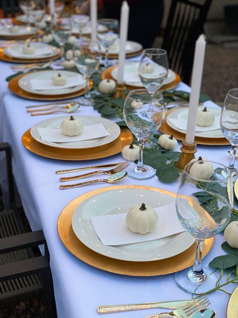 Gold Thanksgiving Table, Thanksgiving Decorations Table Setting, Thanksgiving Table Setup, Tablescape Thanksgiving, Gold Tablescape, Thanksgiving Dinner Table Setting, Tablescape Christmas, Thanksgiving Table Settings Simple, Simple Thanksgiving Table