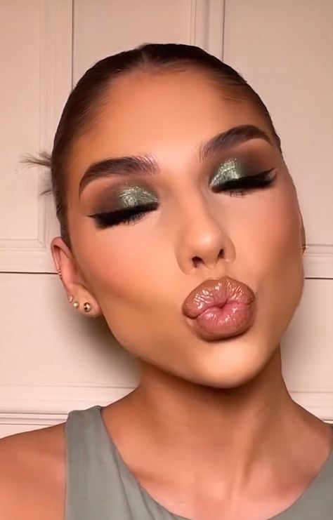 Bridesmaids Wedding Makeup, Bridesmaid Makeup Emerald Dress, Green Elegant Makeup, Smokey Green Makeup, Smokey Eye Green Shadows, Makeup To Go With Olive Green Dress, Green Dress With Red Lipstick, Makeup Looks With Silver Dress, Glam Makeup Looks Green