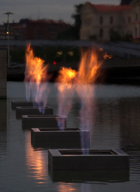 'Fire Fountain' by Yves Klien at the Guggenheim Museum Bilbao, Spain. Photo by Moritz Riemer, via Flickr Fire Sculpture, Irrigation Diy, Waterscape Design, Water Architecture, Outdoor Ponds, Pool Fountain, Waterfalls Backyard, Water Walls, Fire Features