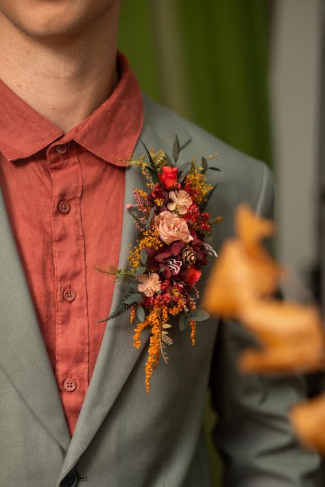 Autumn rustic pocket boutonniere - big brooch design  The flower pocket boutonniere is made of artificial, preserved material and other arranging material.  When stored in dry and dark place, our products last 10-15 years. We can also make you other matching accessories. Please message me for more information. :) Photo: Michaela durisova photography Model: stalker agency ---------------------------------------------------------------- SHIPPING INFO FOR EU ORDERS: Standard shipping: Your package Rust And Green Boutonniere, Men’s Wedding Boutineer, Fun Boutonniere, Fall Boutineer, Pocket Corsage, Large Boutonniere, Men Corsage, Wildflower Boutonniere, Flower Lapel Pin Men