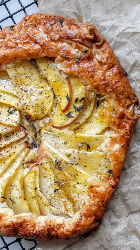 Apple and caramelized shallot cheddar tart - bon abbetit Apple Cheddar Galette, Tartlets Savory, Holiday Party Apps, Savory Tart Recipes, Mini Apple Tarts, Good Desserts To Make, Cranberry Desserts, Italian Christmas Dinner, Savory Apple Recipes