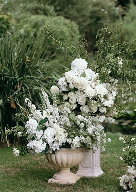 Flower Pedestals Wedding, Montage Wedding, White And Green Wedding Flowers, Bordeaux Wedding, Proposal Party, Lake House Wedding, White Wedding Decorations, Flower Urn, Wedding Alters