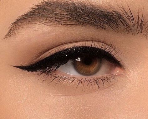 Eyeliner For Traditional Look, Indian Eyeliner Look, Indian Eyeliner, Eyeliner Indian, Makeup Wings, Subtle Makeup, Eyeliner Styles, Indian Makeup, Winged Liner