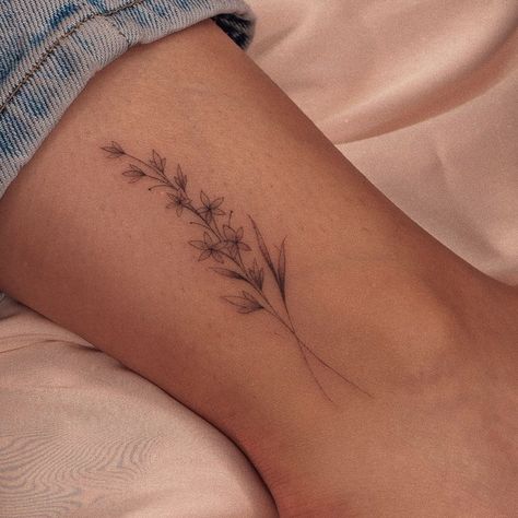 Small Floral Ankle Tattoo, Fineline Floral Tattoo, Tattoo Bein Frau, Chest Tattoo Female Upper, Tattoo Under Chest, Tattoo After Care, Chest Tattoo Drawings, Fine Line Tattoo Ideas, Tiny Flower Tattoos