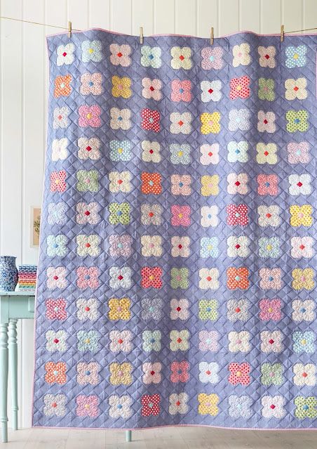 Tilda Quilts, Snowball Quilts, Flower Quilt Patterns, Basic Quilt, Quilt Modernen, Flower Quilts, Amish Quilts, Free Pdf Pattern, Flower Quilt