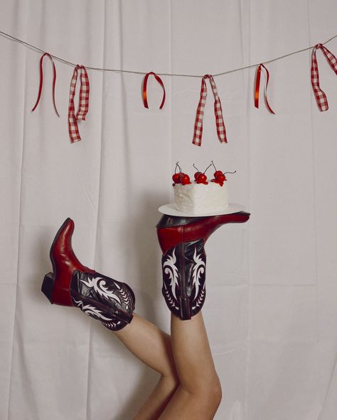 Vintage Cowgirl Aesthetic, Cowgirl Boots Aesthetic, Cowboy Boot Cake, Country Birthday Party, Cowgirl Cakes, Red Cowgirl Boots, Cowgirl Photoshoot, Red Cowboy Boots, Cowboy Aesthetic