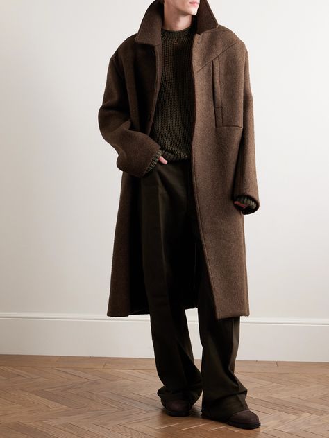 Rick Owens designed this coat with Bonotto, the fourth-generation Italian textile mill renowned for its custom fabrics and traditional craft techniques. Defined by directional seams, it's made from insulating Melton wool, woven on a 1950s Japanese loom, and cut in the label's oversized 'jumbo' fit for easy layering. Raglan Coat Men, Men’s Fall Fashion 2024 Business Casual, Men’s Winter Coat, Rick Owens Outfit Men, Rick Owens Outfit, Male Coat, Textile Mill, Wool Fashion, Custom Fabrics