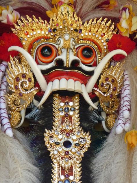 A New Rangda Mask for Ubud, Bali – Threads of Life Bali Mask, Balinese Tattoo, Barong Bali, Mask Face Paint, Balinese Art, Mask Dance, Monster Mask, Indonesian Art, Ubud Bali