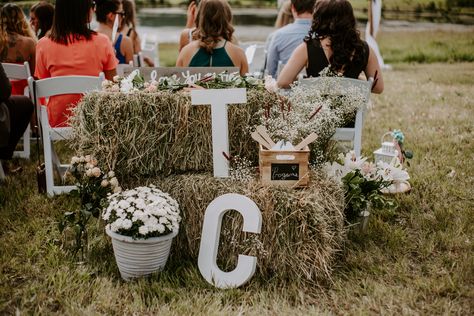 Hay Wedding Seating, Wedding Straw Bale Seating, Wedding Hay Bale Decorations, Hay Bale Bar Wedding, Hay Bale Wedding Seating, Hay Bails For Wedding Seating, Straw Bales Wedding, Hay Bales Wedding Seating, Hay Bale Seating Wedding