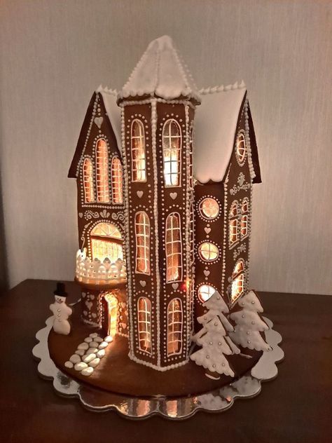 Gingerbread Castle, Homemade Gingerbread House, Gingerbread House Patterns, Gingerbread House Designs, Gingerbread Party, Diy Christmas Village, Gingerbread Village, Gingerbread Christmas Decor, Gingerbread House Decorations