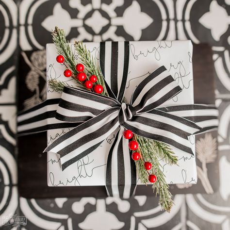 Bright Christmas Wrapping, Christmas Wrapping Ideas Creative, Christmas Wrapping Diy, Pretty Gift Wrapping Ideas, Xmas Gift Wrap, Black And White Christmas, Gift Wrapping Inspiration, Merry Bright Christmas, Unique Gift Wrapping