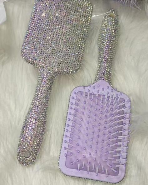 Bedazzled Things, Bedazzled Stuff, Ldr Songs, Girl Apartment Decor, Bling Things, Rhinestone Projects, Bling Crafts, Custom Bling, Hair Brushes