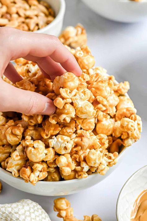 This peanut butter popcorn is perfect for the peanut lover in your life. A balanced mix of salty and sweet all in one fantastic popcorn snack! Gourmet Popcorn Recipes, Easy Cauliflower Recipes, Peanut Popcorn, Popcorn Recipes Easy, Gluten Free Popcorn, Peanut Butter Popcorn, Salty Popcorn, Sweet Popcorn, Honey Roasted Peanuts