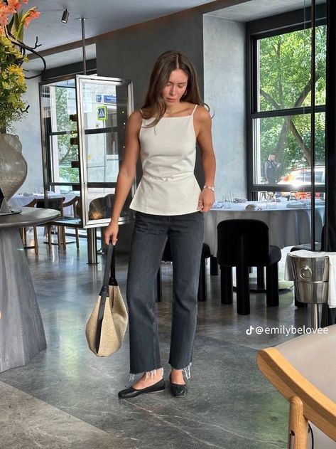 Casual Spanish Outfit, Warm Weather Office Outfits, Colorful Minimalist Outfit, Summer Office Outfits 2024, Summer Work Outfits Office Casual 2023, Summer Internship Outfit, Reformation Outfits, Spring Fashion Aesthetic, Milan Style