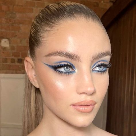 Makeup Looks Blue, Makeup Looks Blue Eyes, Brunette Makeup, Eye Makeup Looks, Makeup Face Charts, Work Makeup, White Eyeliner, Glamorous Makeup, Top Makeup Products