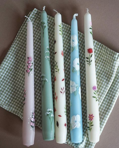 Pretty Candles, Diy Candle Sticks, Thanksgiving Table Setting, Painted Candlesticks, Dinner Candle, Candle Crafts Diy, Pretty Candle, Hand Painted Candles, Cow Parsley