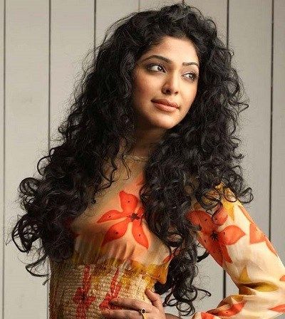 rima kallingal indian celebrity curly hair Rima Kallingal, Curly Indian Hair, Curly Hair Celebrities, Define Curly Hair, Long Natural Curly Hair, Layered Curly Hair, Colored Curly Hair, Flat Twist, Texturizer On Natural Hair