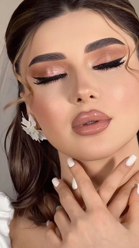 Pretty Eye Makeup, Wedding Makeup Tutorial, Classy Makeup, Arabic Makeup, Bridal Eye Makeup, Eye Makeup Styles, Classic Makeup, Makeup Lips, Makeup Mistakes