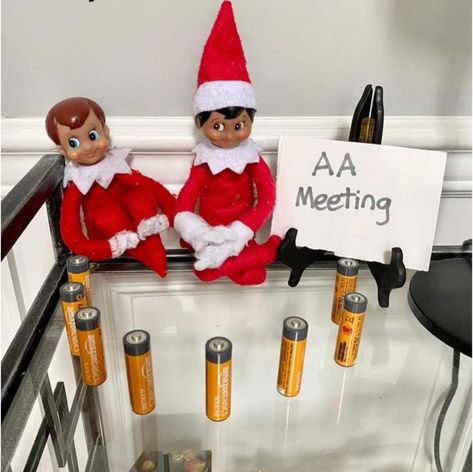 Elf On The Shelf Pet Ideas, Elf Things, Elf 2024, Christmas Card Photo Ideas, Elf Shenanigans, Hobby Lobby Crafts, Elf Ideas Easy, Bad Elf, Elf Shelf