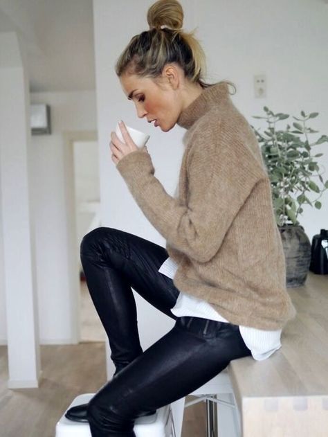 Looks Jeans, Leather Pants Outfit, Fashion Blogger Style, Mode Casual, Looks Style, Mode Inspiration, Swimwear Fashion, Winter Looks, Outfits Casuales