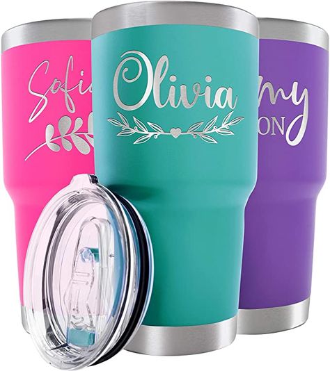 Insulated Cups Personalized, Termo Yeti, Vaso Yeti, Yeti Cup Designs, Cricut Projects Easy, Welcome To Christmas, Engraved Tumblers, Cup Decorating, Christmas Gift For Women