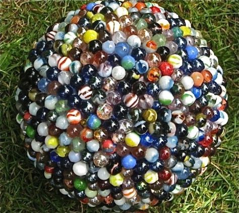 15 Ways To Turn Glass Marbles Into Home Decor And More - When my kids were younger, we had so many marbles. Seriously, those little things could be found in every crack and corner of my house. Now that the kids have sort of outgrown their marble playing days, I started thinking about what I could do with those marbles. I mean, we’re talking so many marbles! #repurpose #upcycle #reuse #diy #crafts #homedecor #projects Diy Marble Crafts, Bowling Ball Garden, Mosaic Bowling Ball, Bowling Ball Yard Art, Bowling Ball Art, Recycled Garden Art, Marbles Crafts, Garden Globes, Garden Balls