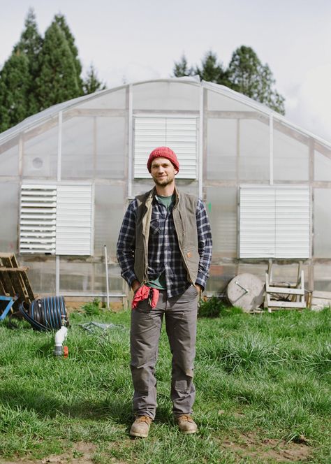 Organic farmer Justin Green of Working Theory Farm and Market, Hillsboro, Oregon, United States, 2013, photograph by Hannah and Kelty of The Weaver House. Farmer Clothes Men, Farmer Style Men, Farmer Man Aesthetic, Farmers Market Outfit Men, Farmer Aesthetic Man, Farmer Outfits Men, Gardening Outfit Aesthetic, Farm Outfit Aesthetic, Farmers Outfit