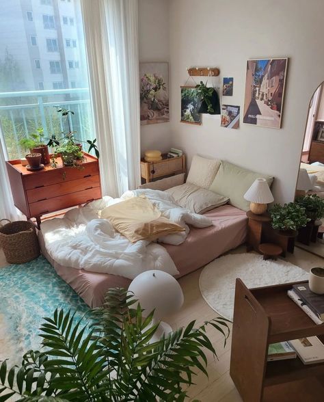 90s Aesthetic Room Decor, Room Decor Plants, Appartement Decor, Enchanting Room, Home Korean, Korean Apartment, Minimal Homes, Korean Aesthetics, Beauty Rooms