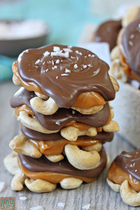 Cashew Caramel Chocolate Turtle Clusters | From OhNuts.com Turtle Candy Recipe, Turtle Clusters, Turtle Candy, Chocolate Turtle, Pecan Turtles, Chocolate Turtles, Homemade Candy, Candy Recipe, Covered Pretzels