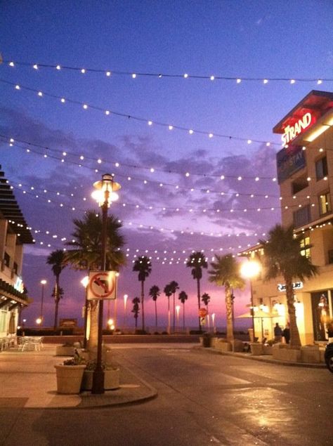 Downtown Huntington Beach, CA at The Strand <3 Huntington Beach Aesthetic, Anaheim California Aesthetic, Los Angeles Beach, Beach City Aesthetic, Oc California, Huntington Beach Ca, Huntington Beach California, Newport Beach California, California Summer