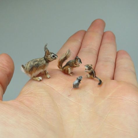 Miniature Animals Figurines, Tiny Dollhouse, In My Twenties, Doll House Pets, Miniature Artist, Mini Animals, My Twenties, Diy Doll Miniatures, Polymer Clay Animals