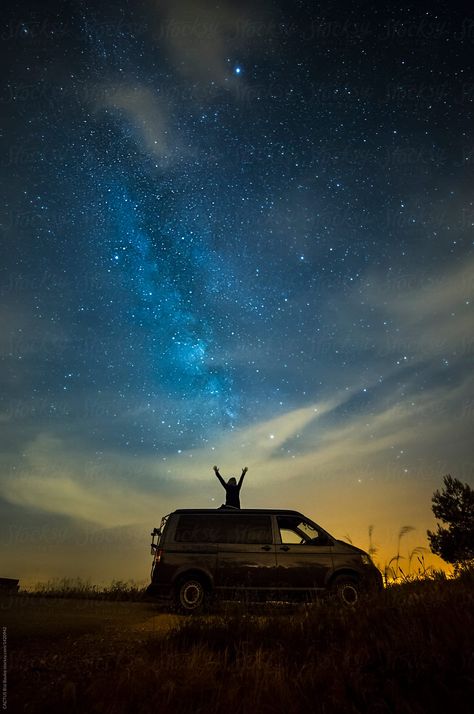 Van life under the stars by CACTUS Blai Baules for Stocksy United City Life Photography, Night Sky Photography, Camping Photography, Camping Aesthetic, Star Photography, Some Day, Sky Full Of Stars, Road Trip Adventure, Night Scenery