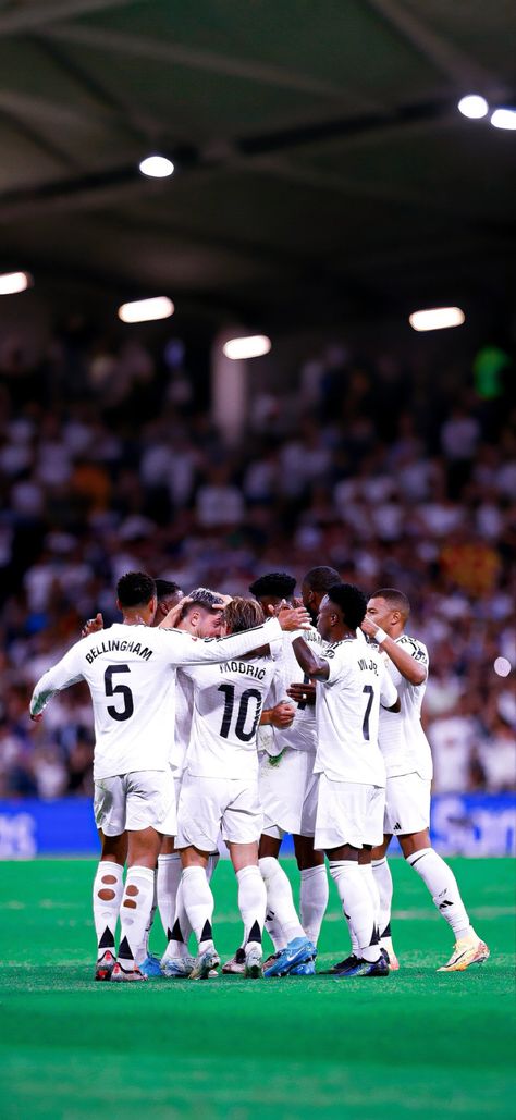 Real Madrid Team Wallpapers, Hala Madrid Wallpaper, Real Madrid Celebration, Football Things, Real Madrid Team, Real Madrid Wallpapers, Madrid Wallpaper, Team Wallpaper, Football Images