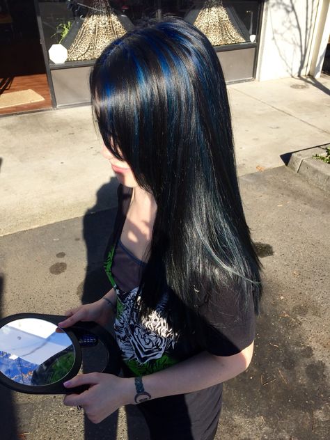 All over black with sapphire blue highlights. Dark Blue Hair, Hair Color Streaks, Hair Streaks, Pretty Hair Color, Hair Stylies, Dye My Hair, Hair Dye Colors, Hair Inspiration Color, Hair Inspo Color