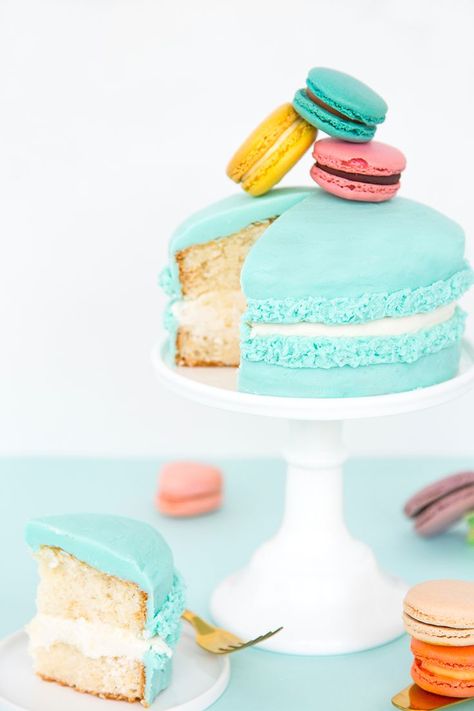 Macaron Birthday Party, Macaroon Birthday Cake Ideas, Macarons Cake Ideas, Decorating Macarons, Macaron Birthday Cake, Fun Cake Ideas, Giant Macaron, Macaron Birthday, Cake With Macarons