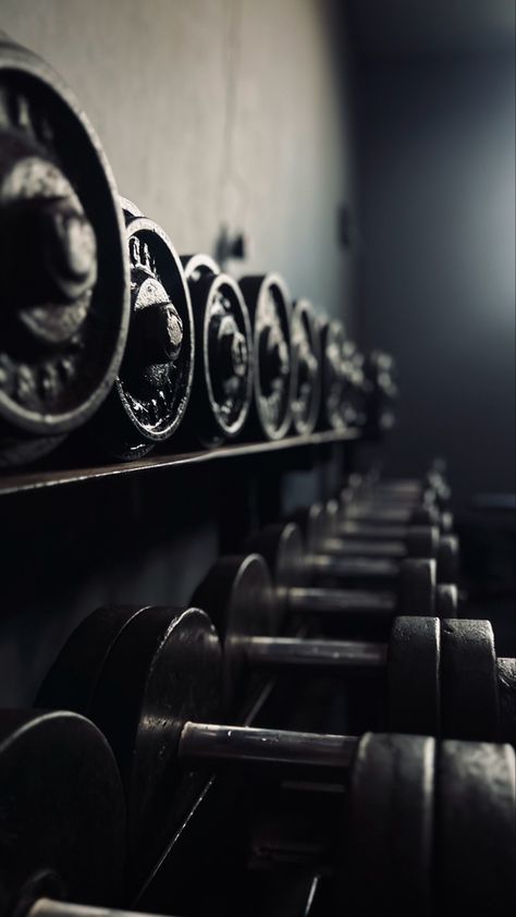 Gym Workouts Wallpaper, Vintage Workout Aesthetic, Aesthetic Workout Pictures, Dark Fitness Aesthetic, Workout Aesthetic Background, Moody Gym, Weight Lifting Aesthetic, Aesthetic Gym Wallpaper, Gym Background