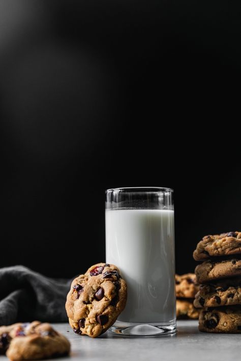 Cranberry Walnut Cookies, Food Photography Dessert, Baking Photography, Chocolate Cranberry, Baking Journal, Walnut Cookies, Cookies Baking, Foto Art, Trik Fotografi