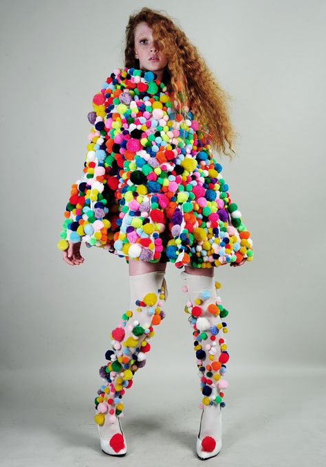 Pompom Outfit, Pom Pom Costume, Pom Pom Outfit, Karneval Diy, Pom Pom Fashion, Pom Pom Dress, Mardi Gras Costumes, Conceptual Fashion, Cycle Chic