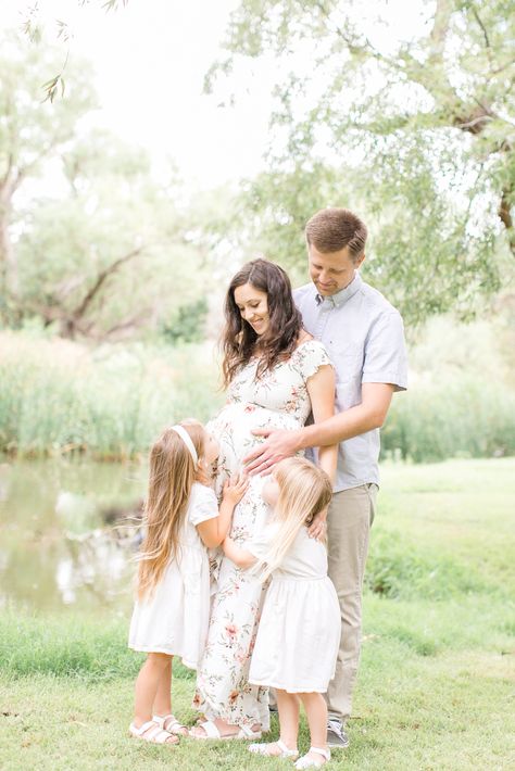 Family Pregnancy Photoshoot, Spring Maternity Photos, Maternity Shots, Family Maternity Pictures, Maternity Photography Family, Maternity Photography Poses Outdoors, Maternity Photo Outfits, Maternity Photography Poses Pregnancy Pics, Couple Pregnancy Photoshoot