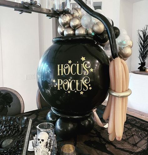 Hocus Pocus Balloon Decor, Addams Family Balloon Arch, Halloween Balloons Bouquets, Halloween Bubble Balloons, Hocus Pocus Balloons, Hocus Pocus Balloon Arch, Halloween Bobo Balloons, Halloween Modern Decor, Hocus Pocus Balloon Garland