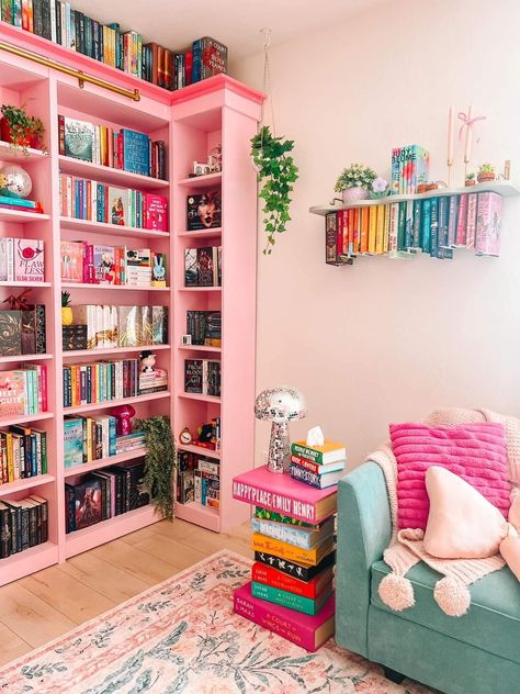 Decor With Books, Install Floating Shelves, 3 Floating Shelves, Organize Books, Plants Vases, Books By Color, Bookshelf Inspiration, Pink Book, Bookshelf Ideas