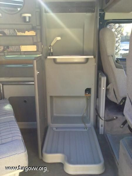 Small Rv Trailers, Camper Van Shower, Kangoo Camper, Camper Bathroom, Kombi Motorhome, Rv Bathroom, Small Rv, Sprinter Van Conversion, Kombi Home