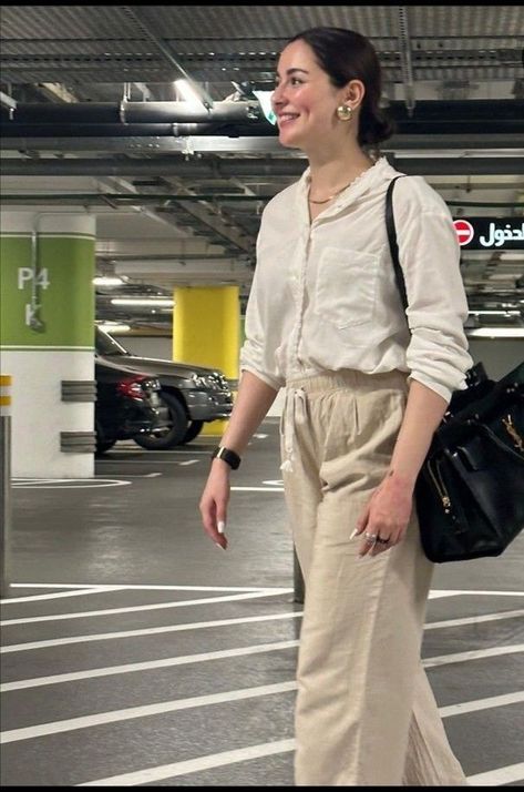 Hoorain Shaikh Aesthetic Jeans, Neat Casual Outfits, Hania Amir, Celebrity Casual Outfits, Muslim Outfits Casual, Desi Fashion Casual, Casual College Outfits, Everyday Fashion Outfits, Casual Day Outfits