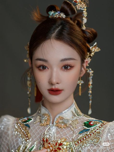 Chinese Bride Hairstyle, Chinese Bride Makeup, Asian Hair Updo, Sangjit Hairdo, Chinese Eye Makeup, Hanfu Makeup, Vintage Asian Fashion, Layout Makeup, Japan Hairstyle